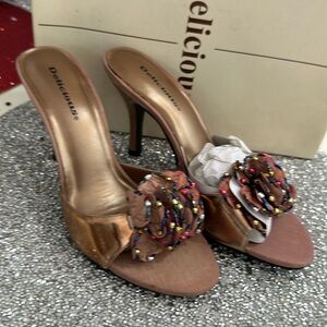 Women’s Delicious brown Gold multi color beaded Flower heels Sz 8